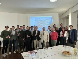 Weinprobe des Deutsch-Bulgarischen Forums mit angehenden Diplomaten